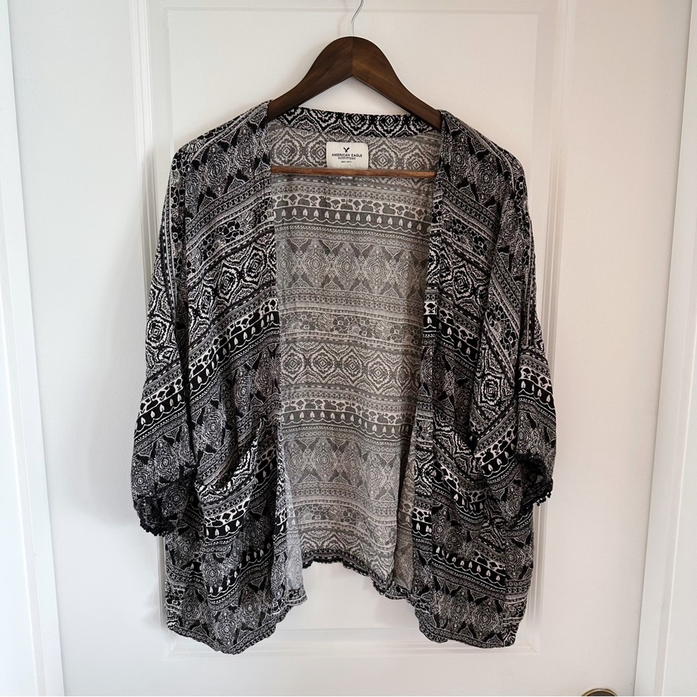 American Eagle Black and White Ikat Print Shrug